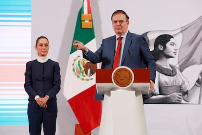 El secretario de Economía, Marcelo Ebrard, habla junto a la presidenta Claudia Sheinbaum, en Ciudad de México, el 3 de febrero.