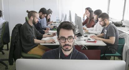 Alumnos de la 32ª promoción del Máster de Periodismo trabajando en video.
