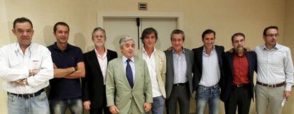 De izquierda a derecha, José A. Abellán (ABC Radio), Manu Carreño (SER), Javier Ares (Onda Cero), A. Ruiz de Assin (Asociación de Radiodifusión), Fernando Pérez (Canal Sur), Chema Abad (RNE), Pacto González (COPE), Paco Ortiz (Radio Aragón) y Eduardo García (Radio Marca).