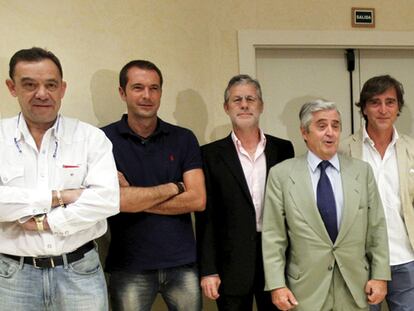 De izquierda a derecha, José A. Abellán (ABC Radio), Manu Carreño (SER), Javier Ares (Onda Cero), A. Ruiz de Assin (Asociación de Radiodifusión), Fernando Pérez (Canal Sur), Chema Abad (RNE), Pacto González (COPE), Paco Ortiz (Radio Aragón) y Eduardo García (Radio Marca).