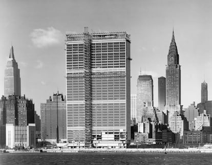 Imagen de 1949 que muestra el célebre edificio de Naciones Unidas durante su construcción.