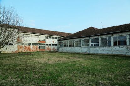 También cerca de la frontera con Serbia está Vukovar, la ciudad croata símbolo de la agresión serbia en las guerras de los años noventa en los Balcanes. Algunos edificios de la urbe presentan aún daños y señales de metralla, como este colegio, activo hasta hace unos meses.