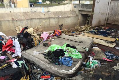 O que sobrou ap&oacute;s o inc&ecirc;ndio na Favela da Penha virou lixo no meio dos objetos queimados. 