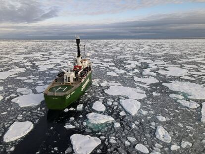 Un barco de Greenpeace navega a través del océano Ártico, en septiembre.
