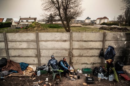 Migrantes en un campamento improvisado en Calais, Francia, el 17 de marzo, después de que la policía desmantelase el asentamiento en el que estaban instalados.