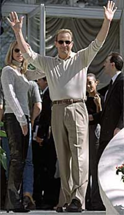 Kevin Costner, ayer, entrando a la conferencia de prensa que celebró en un hotel de Madrid.