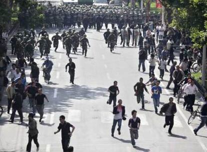 Fuerzas de seguridad dispersan una manifestación de protesta de chinos de etnia han en Urumqi, capital de la provincia de Xinjiang.