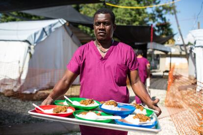 Bertrand Zilnr Robinson reparte comida a los enfermos en el Centro de Tratamiento de Cólera.