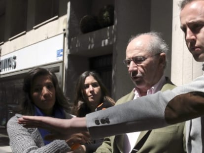 Rodrigo Rato walking out of his Madrid home on Sunday.