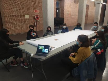 El colectivo Desmusea, trabajando con los adolescentes participantes en el proyecto Rendija.