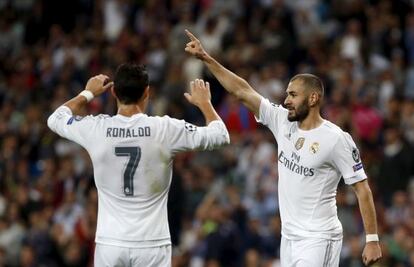Benzema celebra un gol con Cristiano.