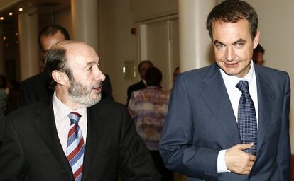 El entonces presidente del Gobierno José Luis Rodríguez Zapatero, y el ministro de Interior, Alfredo Pérez Rubalcaba, en los pasillos del Senado en 2006.  
 