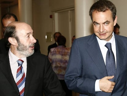 El entonces presidente del Gobierno José Luis Rodríguez Zapatero, y el ministro de Interior, Alfredo Pérez Rubalcaba, en los pasillos del Senado en 2006.  
 