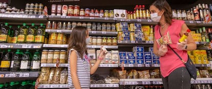 Una familia hace la compra en un supermercado, el pasado 6 de junio.