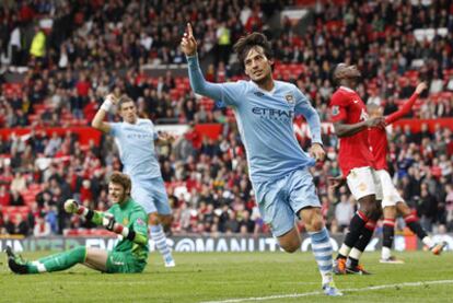 Silva celebra su gol al Manchester United, quinto del City, ante la desesperación de De Gea.