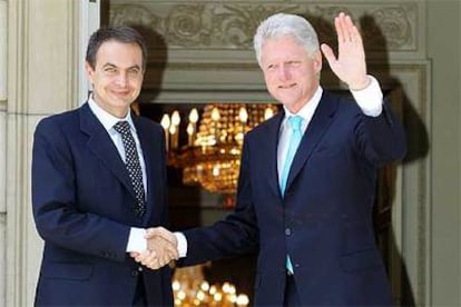 José Luis Rodríguez Zapatero saluda al ex presidente de EE UU, Bill Clinton, en el Palacio de la Moncloa.