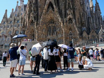 Varios turistas visitan la Sagrada Familia, el pasado mes de agosto en Barcelona.