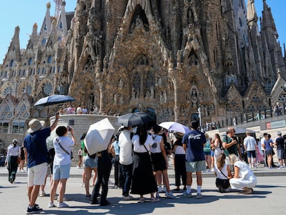 Varios turistas visitan la Sagrada Familia, el pasado mes de agosto en Barcelona.