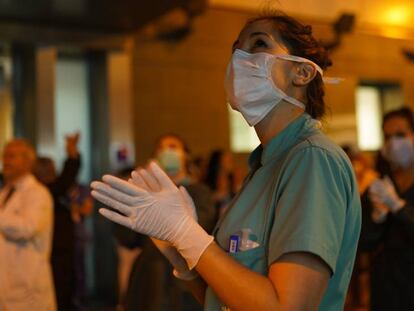 Varios sanitarios aplaudiendo en la puerta del Hospital Infanta Luisa de Sevilla.