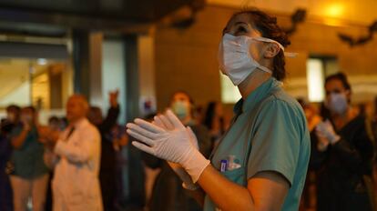 Varios sanitarios aplaudiendo en la puerta del Hospital Infanta Luisa de Sevilla.