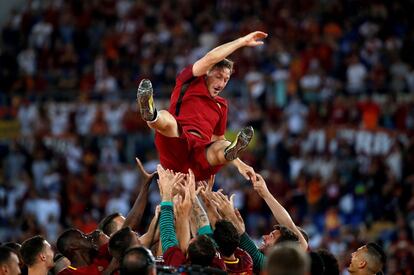 El jugador de la Roma, Francesco Totti, es manteado por sus compañeros tras su último partido como jugador profesional de fútbol, el 28 de mayo de 2017.