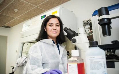 Priscila Kosaka, investigadora química del proyecto, en el Instituto de Micro y Nanotecnología del CSIC.