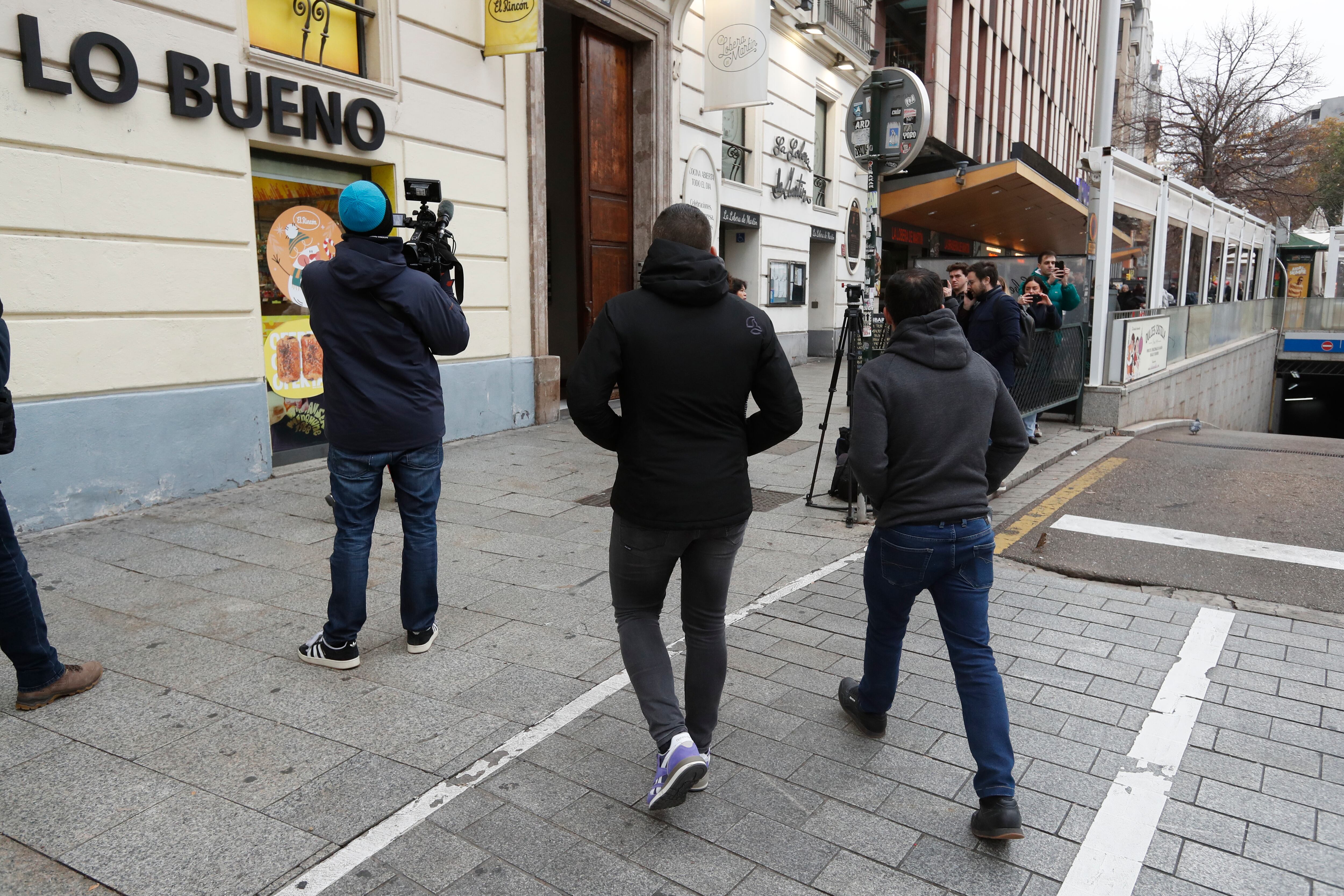 Dos miembros de paisano de la UCO se dirigen a las oficinas de Forestalia, este jueves en Zaragoza.
