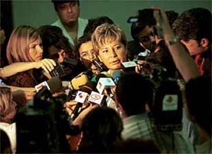 Celia Villalobos atiende a los medios, ayer en Torremolinos (Málaga).