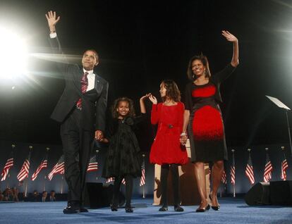 La familia Obama celebra la elección de Barack Obama como presidente de Estados Unidos. La sede de los demócratas en una noche que muchos califican de histórica es estableció en Chicago, ciudad en la que vivían los Obama antes de trasladarse a la Casa Blanca, en Washington.