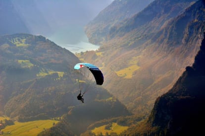 Aprovechando las corrientes térmicas, un piloto de parapente experto puede volar durante horas y recorrer largas distancias.