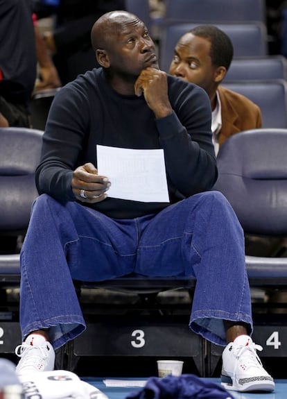 Michael Jordan, propietario de los Charlotte Bobcats, mira el partido de su equipo contra los Golden State Warriors.