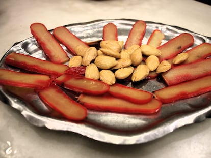 Huevas de maruca con almendras de Casa Puga, en Almería.