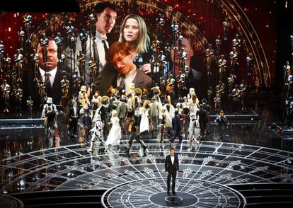 Vista general del escenario de la gala de los Oscar en el Dolby Theatre de Los Angeles. En el centro, el presentador de la gala, Neil Patrick Harris, rodeado de imágenes de actores y actrices de las películas nominadas.