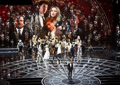 Vista general del escenario de la gala de los Oscar en el Dolby Theatre de Los Angeles. En el centro, el presentador de la gala, Neil Patrick Harris, rodeado de imágenes de actores y actrices de las películas nominadas.