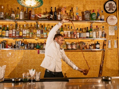 Elaboración del 'Chaqueta negra' en la coctelería Bar Olimpic, en el barrio del Raval.