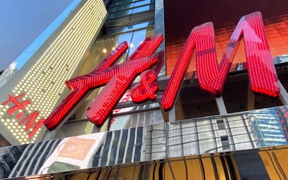 Logo de H&M en la fachada de una de sus tiendas en Nueva York.