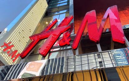 Logo de H&M en la fachada de una de sus tiendas en Nueva York.