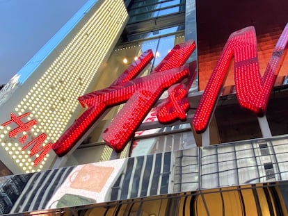 Logo de H&M en la fachada de una de sus tiendas en Nueva York.
