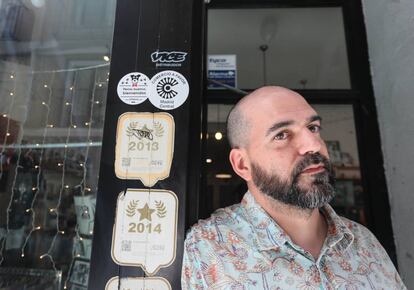 Antonio Almeida, propietario de la tienda de discos y libros Molar, en el Rastro.