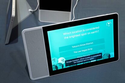 El altavoz con pantalla táctil y asistente de Google presentado por Lenovo en CES.