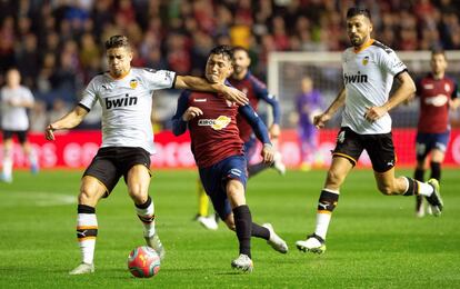 Gabriel y Chimy Ávila pugnan por el balón durante el Osasuna-Valencia en El Sadar.