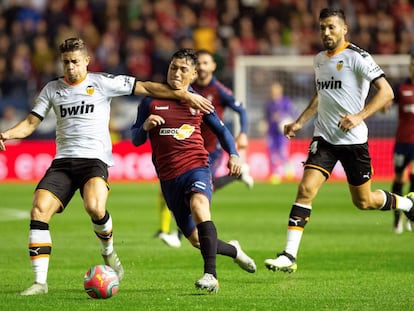 Gabriel y Chimy Ávila pugnan por el balón durante el Osasuna-Valencia en El Sadar.