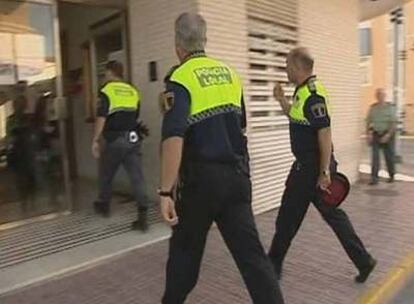 Entrada en el juzgado de policías acusados de torturas en Torrevieja.