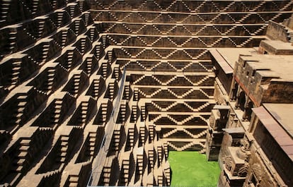 El pozo de Chand Baori se construyó hace más de mil años en el pueblo indio de Abhaneri, a menos de 200 kilómetros de Agra. Tiene 3.500 peldaños de perfecta simetría que descienden hasta los 20 metros de profundidad. Hoy en día ya no se mece agua en su interior, pero atrae a miles de turistas. Está coronado por el templo Harshat Mata y todo el complejo se atribuye a la dinastía Pratihara.