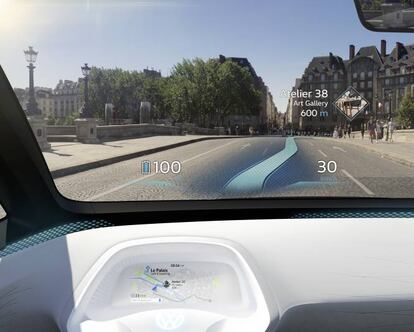 Existe un tipo de espacio para el que los móviles no son una solución utilizable de realidad aumentada, y las gafas tampoco. La tecnología en los coches será distinta: la veremos directamente en el cristal. Fabricantes como Jaguar o Volkswagen ya trabajan para situar la información que necesita el conductor directamente en el parabrisas, evitando que desvíe la mirada y con imágenes transparentes que no entorpezcan la visión. Volkswagen introdujo ya en su Passat de 2015 un panel transparente justo delante del conductor en el que se proyectan elementos útiles para el piloto: límite de velocidad, próximo giro, gasolina… El llamado <em>head-up display</em> o HUD se extiende a cada vez más modelos y marcas. El grupo alemán presenta en sus prototipos la evolución de esta idea. Ya no necesitaremos el móvil ni el navegador para consultar una ruta: veremos el camino a nuestro destino sobre la propia carretera.