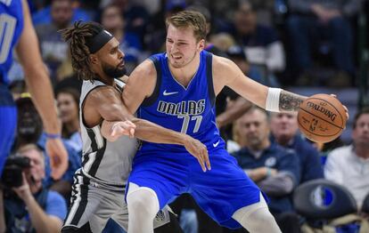 Doncic intenta zafarse de Mills en el Dallas-San Antonio.