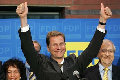 Guido Westerwelle, líder del Partido Liberal, celebra los primeros resultados con varios miembros de su formación.