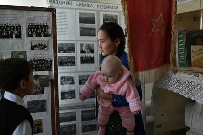 Ravil junto a su hermana Rozalia Hannanova con su hija Elvira son vistos al terminar el primer día de colegio.