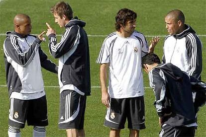 Los jugadores del Madrid, de izquierda a derecha, Roberto Carlos, Beckham, Raúl, Reyes y Ronaldo, ayer en el entrenamiento.