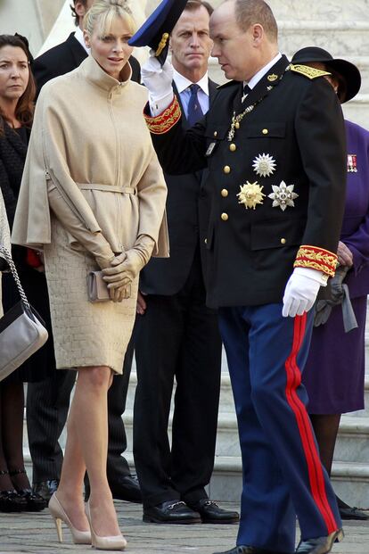 Para presidir  por primera vez el Día Nacional de Mónaco, Charlene Wittstock escogía un conjunto en color camel a base de capa con cremalleras en la manga y falda grabada, más guantes extralargos en piel y minibolso. Todo a juego.